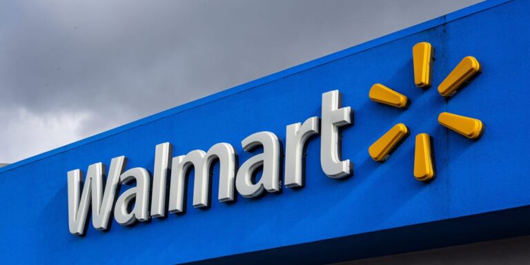 Walmart Recession Signal Points to Coming Fed Rate Cut, Strategist Says
